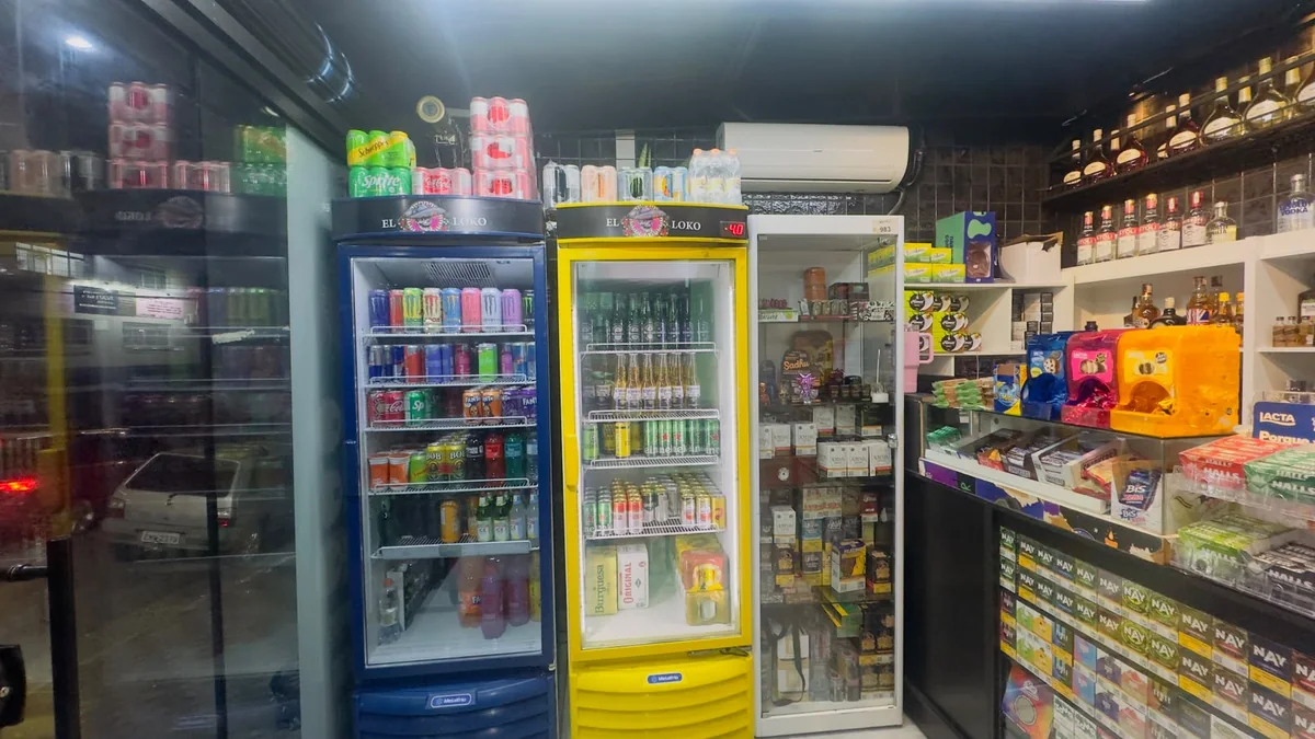 Geladeiras de cerveja, refrigerante e energético da El Loko Conveniência, em São Bernardo do Campo