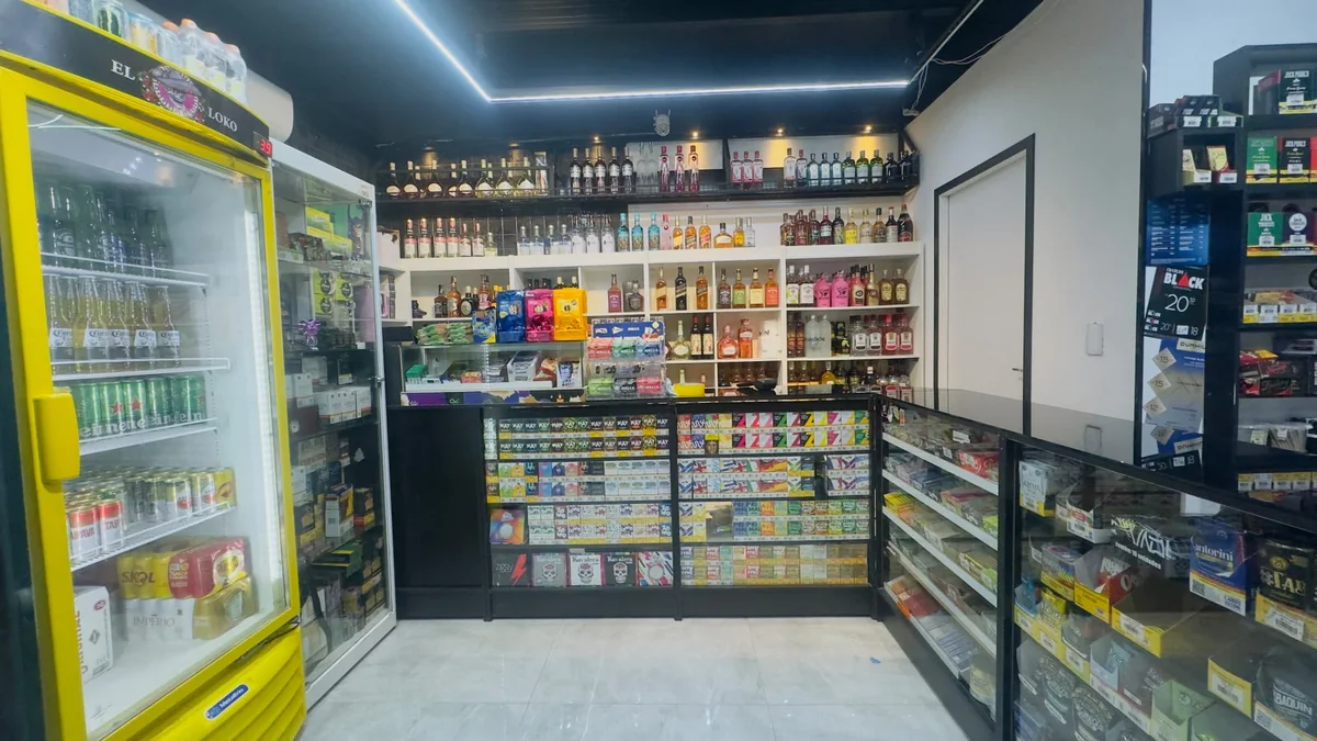 Prateleira de destilados e geladeira de bebidas da El Loko Conveniência, na Av. Moinho Fabrini, 543, em São Bernardo do Campo